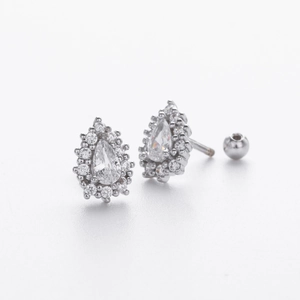 Détail des boucles d'oreilles en argent S925 en forme de poire avec double halo et vis