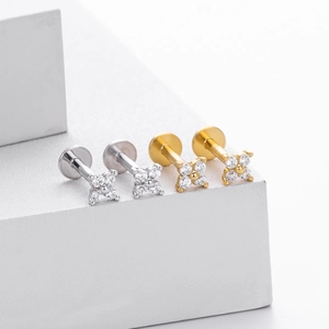 Detailansicht der vierblättrigen Kleeblatt-Ohrstecker aus Silber und Gold mit Zirkonia