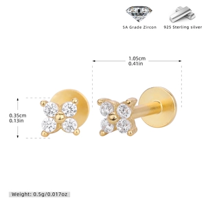 Nahaufnahme von Kleeblatt-Ohrstecker aus Silber mit Zirkonia und genauen Maßangaben