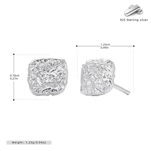 Detailweergave van S925 sterling zilveren oorknopjes met afmetingen in inch en cm