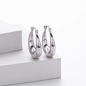 Vue macro des boucles d'oreilles en argent 925 poli avec fermeture à levier sur support