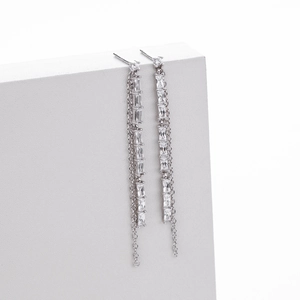 Primer plano de pendientes de borla en plata S925 con piedras y cadenas largas de moda
