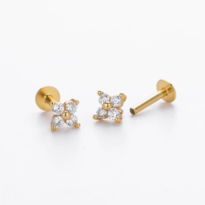 Detailansicht der S925 Silber Gold Kleeblatt Ohrstecker mit funkelnden Zirkonia Steinen