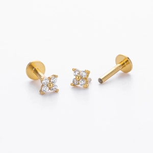 Makro-Detail von vergoldetem S925-Blumenohrstecker mit Zirkonia und Schraubverschluss