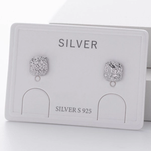 Detailweergave van S925 sterling zilveren oorknopjes met lavatextuur op witte houder