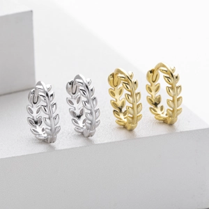 S925 Sterling zilveren olijftak oorringen in zilver en goud op stenen ondergrond
