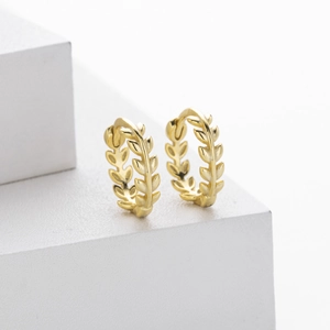 S925 sterling zilveren oorringen met olijftak reliëf en een elegante gouden finish