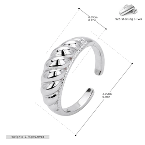 Vue détaillée d'une bague croissant en argent S925 avec mesures de largeur et de diamètre