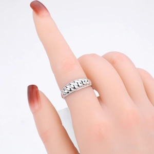 Détail d'une bague croissant en argent sterling S925 avec texture tressée torsadée