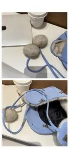 Dettaglio cappello invernale in velluto blu con stampa orso, fodera in pelliccia e pompon