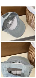 Détail de la casquette de baseball en denim bleu clair avec broderie blanche et sangle réglable