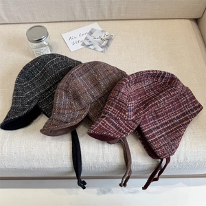 Colbacco spesso a scacchi da donna in grigio, marrone e bordeaux per l'inverno