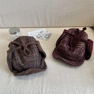 Colbacco vintage a quadri in tweed con paraorecchie in velluto e cordoncino intrecciato