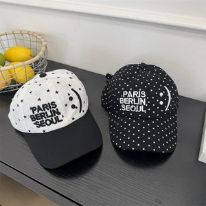 Gorra de béisbol de estilo coreano con patrones de estrellas y puntos y bordados