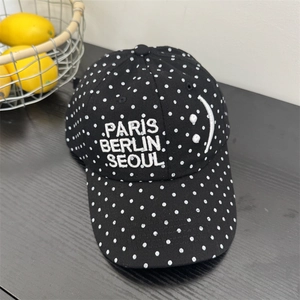 Gorra de béisbol negra con lunares, bordado Paris Berlin Seoul y visera curva
