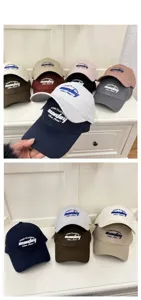 Gros plan sur des casquettes de baseball en coton avec broderie YWMP détaillée