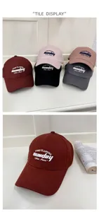 Détail de la broderie de lettres sur casquettes de baseball en coton de diverses couleurs