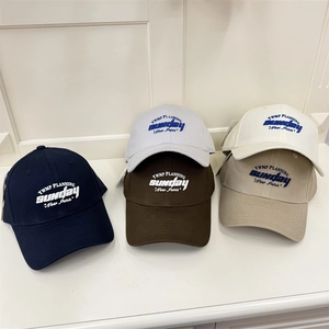 Casquette de baseball en coton structuré avec broderie en bleu marine, blanc et marron