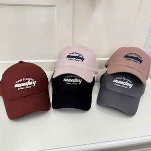 Casquette de baseball en coton avec broderie de lettres en cinq couleurs variées