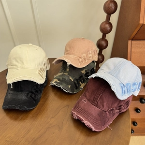 Vintage-Baseballkappen im Distressed-Look mit 3D-Stickerei und abgenutzten Details in Farben