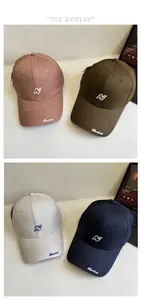 Vue détaillée de quatre casquettes en coton rose, vert, gris et bleu avec broderie N