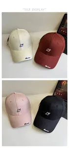 Détail de quatre casquettes de baseball en coton avec broderie N en plusieurs couleurs