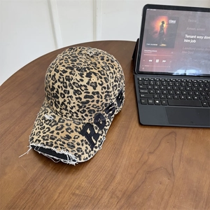 Retro Baseballcap mit Leopardenmuster, Used-Look am Schirm und POSE-Stickerei auf Holz