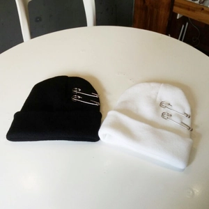 Trendy Acryl Gebreide Muts Met Metalen Veiligheidsspelden Winter Warme Muts Met Omslag Voor Heren Dames Street Punk Stijl Muts