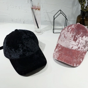 Cappellini da baseball in velluto nero e rosa antico con finitura lucida setosa