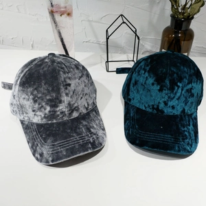 Cappellini da baseball in velluto grigio e verde acqua con finitura lucida e visiera curva