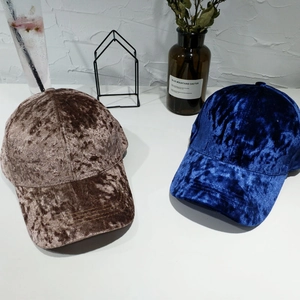 Cappellini da baseball in velluto lucido blu navy e bronzo con elegante trama a pieghe