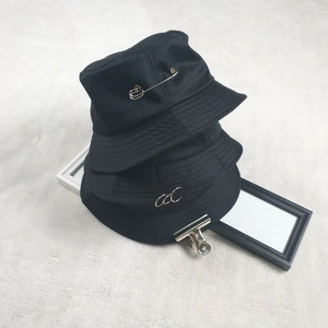 Bob noir pliable en coton avec anneaux métalliques et accessoire épingle de sûreté tendance