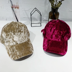 Berretti da baseball in velluto stropicciato champagne e bordeaux con visiera curva