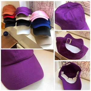 Dettaglio dei cappellini da baseball in cotone con vari colori e fibbia in metallo