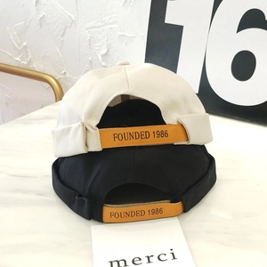 Gorros docker retro sin ala en beige y negro con correas de cuero ajustables