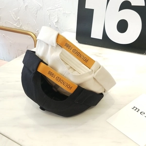 Gorros docker retro sin ala en blanco y negro con cinta amarilla estampada con texto
