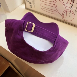 Dettaglio del cappellino da baseball in cotone viola scuro con fibbia in metallo