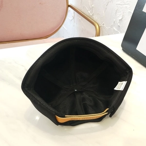 Detalle del gorro docker negro de algodón con costuras internas y correa marrón ajustable