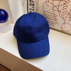 Dettaglio del berretto da baseball blu reale in twill di cotone con cuciture rinforzate sulla visiera