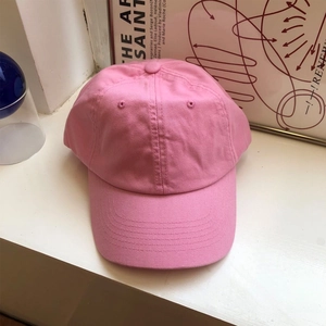 Texture dettagliata di un cappellino da baseball in twill di cotone rosa stile minimalista