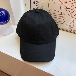 Dettaglio del cappellino da baseball nero in cotone con design a sei pannelli e occhielli