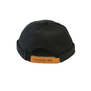 Gorro docker negro de algodón con correa de cuero marrón en vista trasera vintage