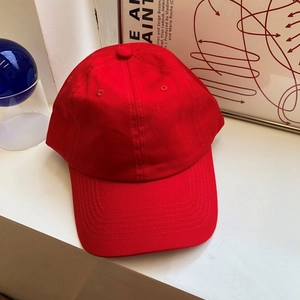 Primo piano dettagliato di un cappellino da baseball rosso in twill di cotone a sei pannelli