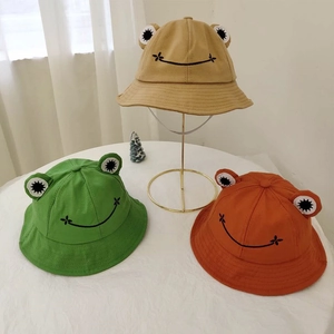 Drei bunte Frosch-Anglerhüte mit lustiger Stickerei und niedlichen 3D-Augen
