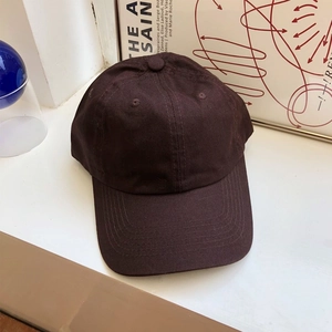 Dettaglio ravvicinato di un cappellino da baseball in tela marrone scuro con cuciture rinforzate