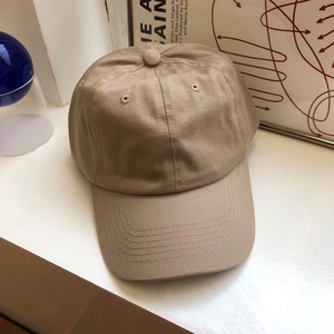 Dettaglio del cappellino di cotone kaki con cuciture a sei pannelli e occhielli traspiranti