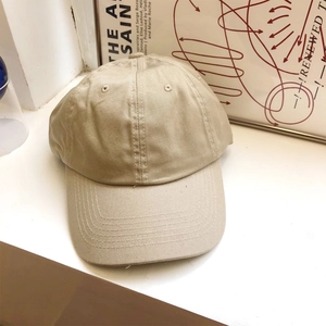 Trama dettagliata del cappellino da baseball in cotone kaki con classico design a sei pannelli
