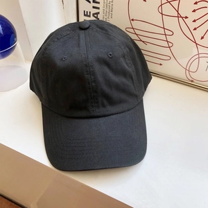 Dettaglio del classico berretto da baseball nero in twill di cotone con sei pannelli