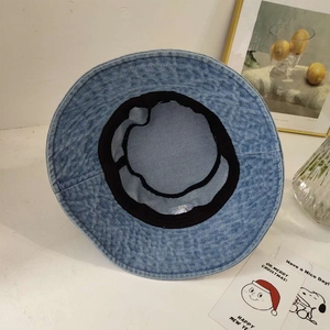 Detailopname van de binnenkant van een blauwe denim vissershoed met zweetband