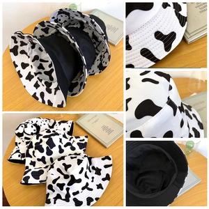 Détails du chapeau bob motif vache montrant les coutures et la toile réversible